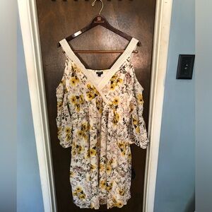 White with yellow flowers Torrid dress. EUC.